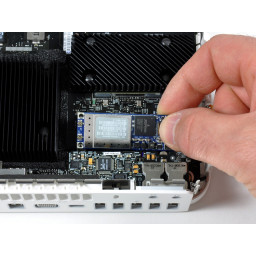 Mac mini Модель A1283 Замена комбинированной карты AirPort / Bluetooth