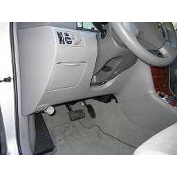 2003-2008 Toyota Corolla в поисках блока предохранителей