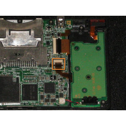 Отсоединение платы аккумулятора Nintendo DSi