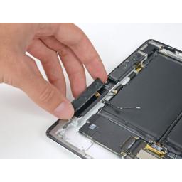 Замена левой антенны сотовой передачи данных iPad 2 GSM